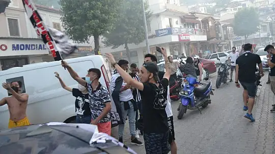 Beşiktaşlı taraftarlar çifte şampiyonluğu araç konvoyu ile kutladı