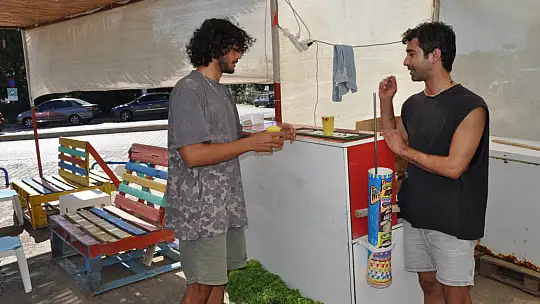 Kar Şerbeti Satarak Öğrencilere Destek Oluyor