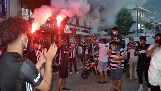 Beşiktaşlı taraftarlar çifte şampiyonluğu araç konvoyu ile kutladı