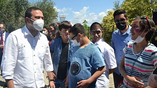 Özel öğrencilerin mezuniyet sevinci