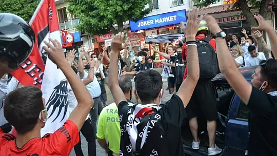 Beşiktaşlı taraftarlar çifte şampiyonluğu araç konvoyu ile kutladı