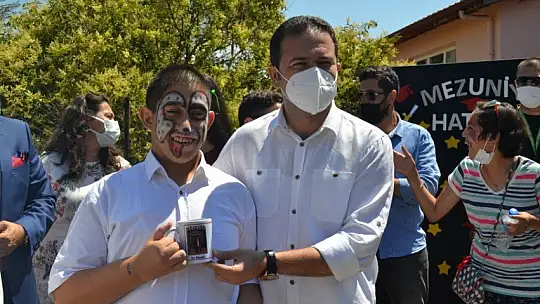 Özel öğrencilerin mezuniyet sevinci