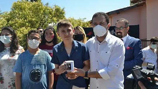 Özel öğrencilerin mezuniyet sevinci