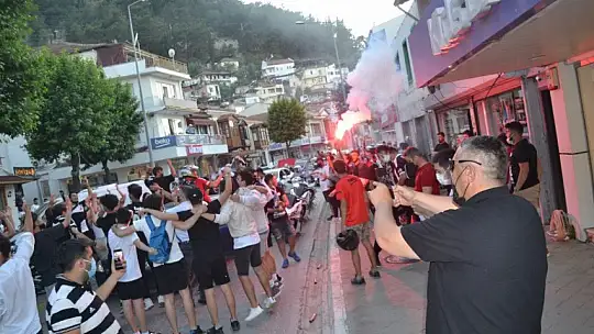 Beşiktaşlı taraftarlar çifte şampiyonluğu araç konvoyu ile kutladı