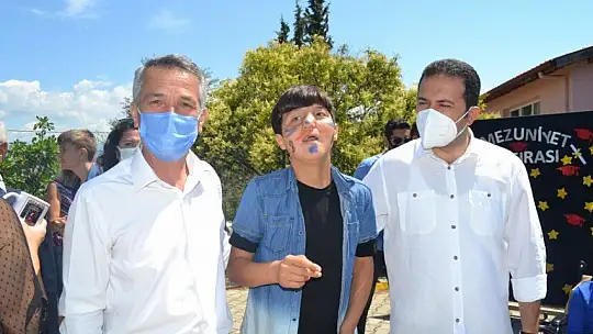 Özel öğrencilerin mezuniyet sevinci