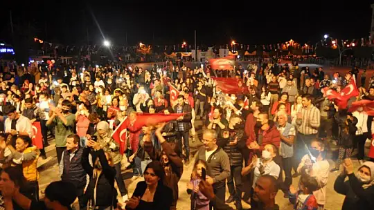 Vatandaşlar Cumhuriyet Konseri ile Coştu