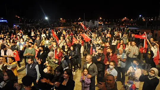 Vatandaşlar Cumhuriyet Konseri ile Coştu