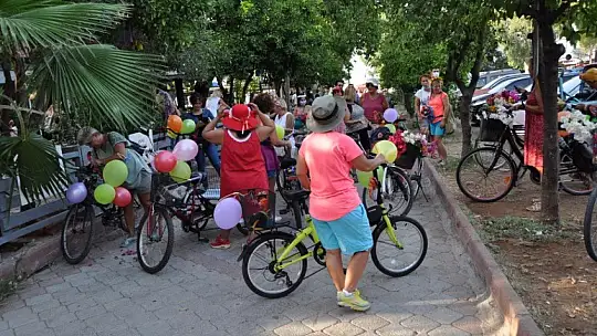 Süslü Kadınlar farkındalık için pedal çevirdi