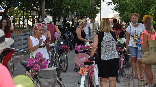 Süslü Kadınlar farkındalık için pedal çevirdi