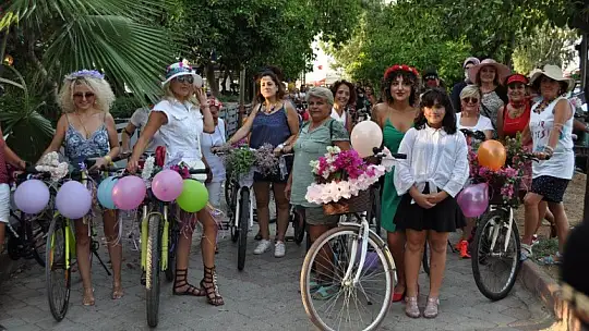 Süslü Kadınlar farkındalık için pedal çevirdi