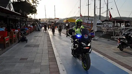 Süslü Kadınlar farkındalık için pedal çevirdi