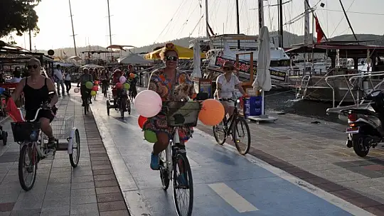 Süslü Kadınlar farkındalık için pedal çevirdi