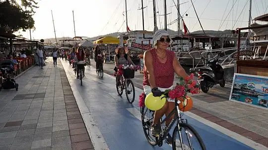 Süslü Kadınlar farkındalık için pedal çevirdi