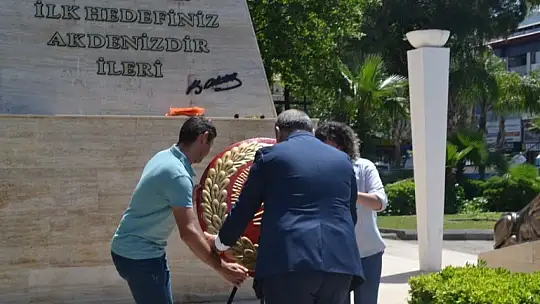 Chp'den Çelenk Sunma Töreni