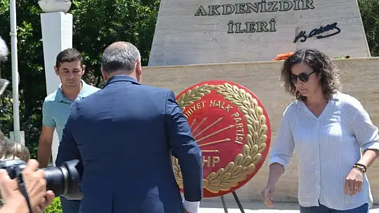 Chp'den Çelenk Sunma Töreni