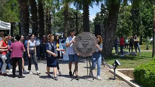 Chp'den Çelenk Sunma Töreni