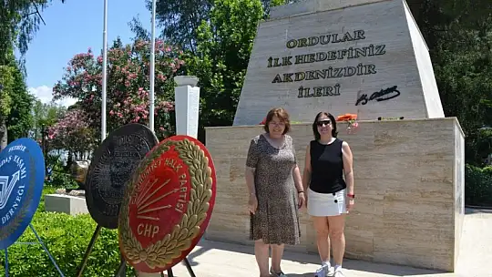 Chp'den Çelenk Sunma Töreni