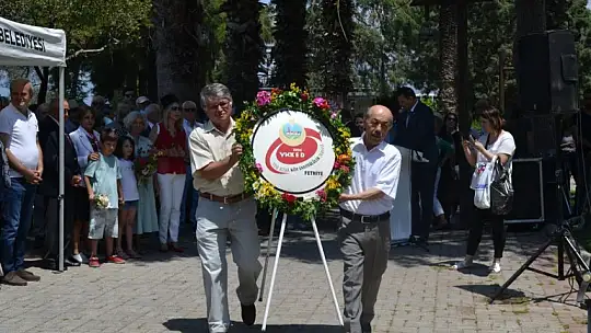 Chp'den Çelenk Sunma Töreni