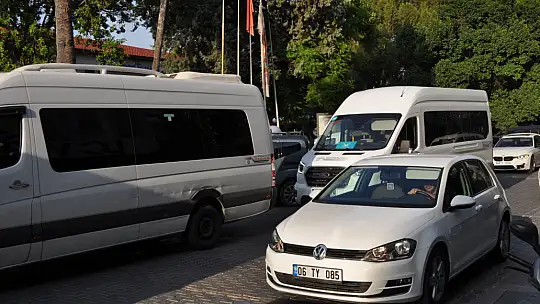 Tur Araçları Trafiği Kilitledi