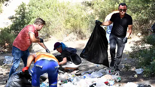 Gemiler Darboğaz'da temizlik çalışması yapıldı