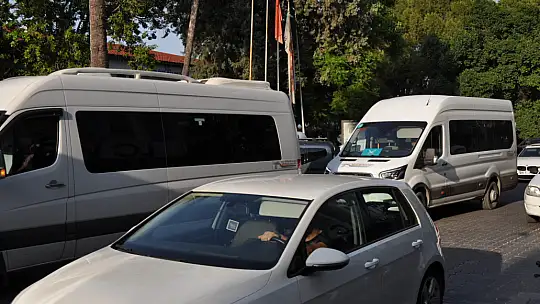 Tur Araçları Trafiği Kilitledi