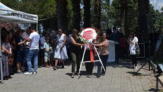 Chp'den Çelenk Sunma Töreni