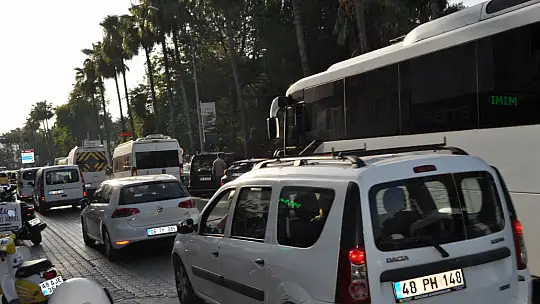Tur Araçları Trafiği Kilitledi
