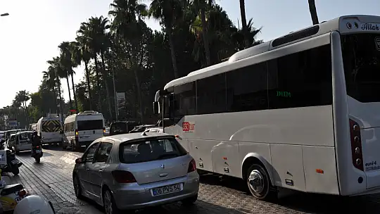 Tur Araçları Trafiği Kilitledi