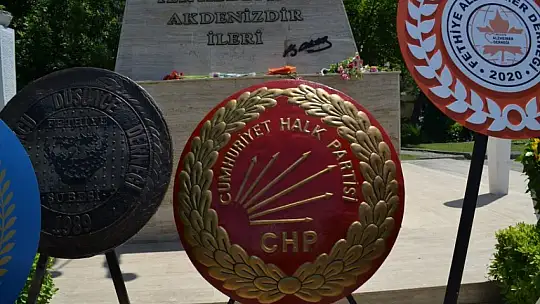 Chp'den Çelenk Sunma Töreni