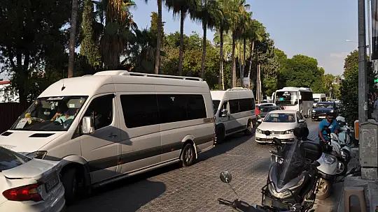 Tur Araçları Trafiği Kilitledi