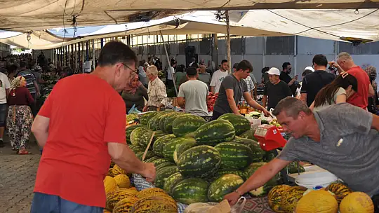 Pazar Esnafı Maliyetlerden Dolayı Zararına Satış Yapıyor