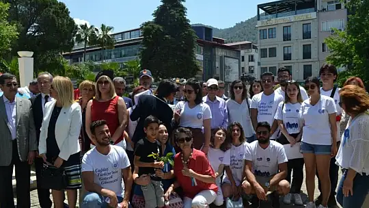 Chp'den Çelenk Sunma Töreni