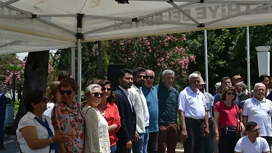 Chp'den Çelenk Sunma Töreni