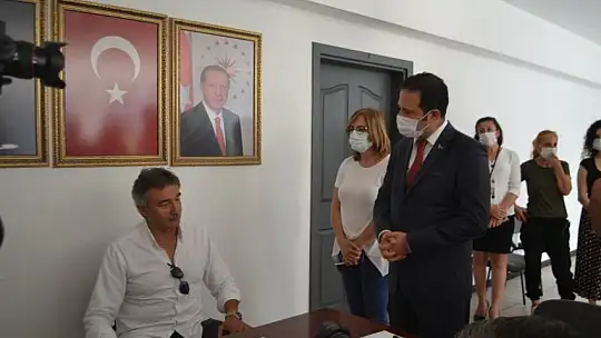 Eski Devlet Bakanı Kürşat Tüzmen vatandaşı aşıya davet etti