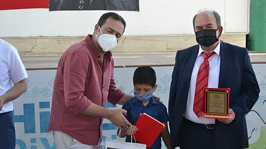 Okuma yarışmasında başarılı olan öğrencilere hediyeleri törenle takdim edildi