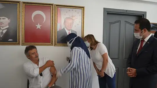 Eski Devlet Bakanı Kürşat Tüzmen vatandaşı aşıya davet etti