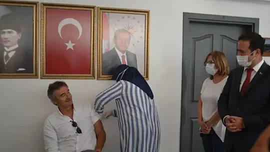 Eski Devlet Bakanı Kürşat Tüzmen vatandaşı aşıya davet etti