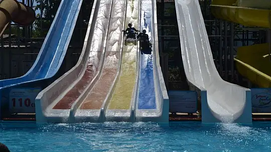 Sıcak havadan bunalanlar soluğu su parklarında aldı