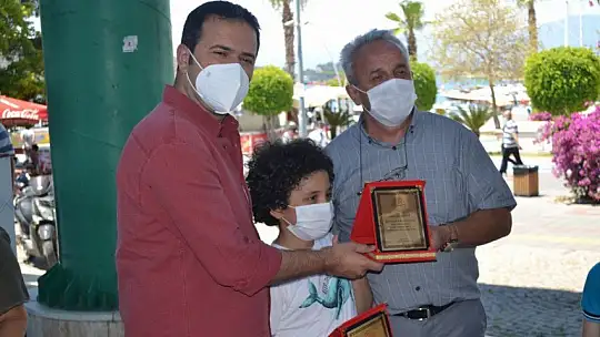 Okuma yarışmasında başarılı olan öğrencilere hediyeleri törenle takdim edildi