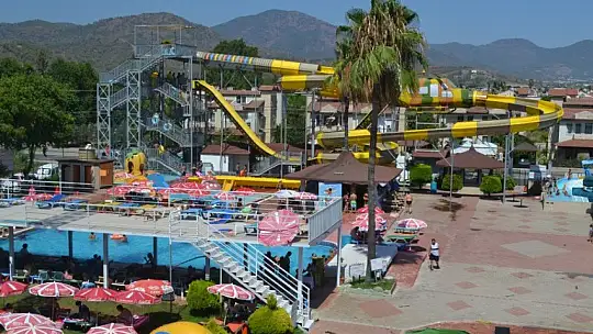 Sıcak havadan bunalanlar soluğu su parklarında aldı