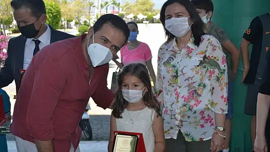 Okuma yarışmasında başarılı olan öğrencilere hediyeleri törenle takdim edildi