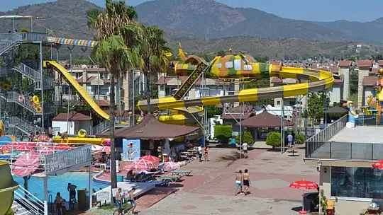 Sıcak havadan bunalanlar soluğu su parklarında aldı