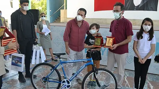 Okuma yarışmasında başarılı olan öğrencilere hediyeleri törenle takdim edildi