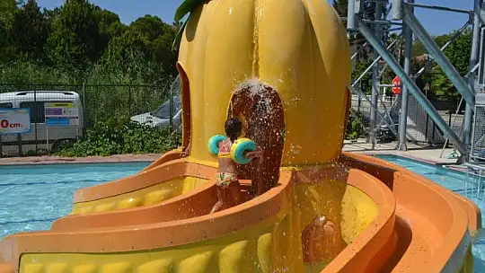 Sıcak havadan bunalanlar soluğu su parklarında aldı