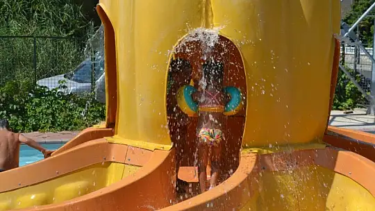 Sıcak havadan bunalanlar soluğu su parklarında aldı