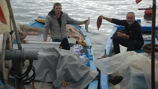 Balıkçılar kayıklarında bekledi