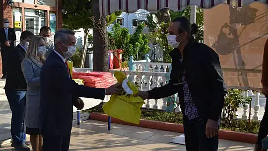 Öğretmenler Günü düzenlenen programla kutlandı