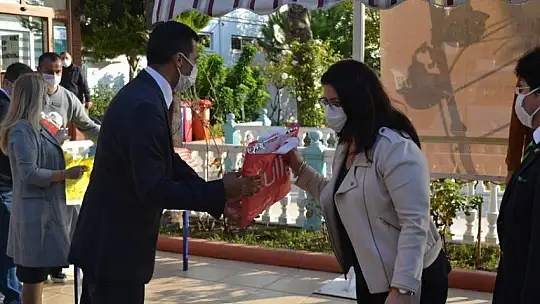 Öğretmenler Günü düzenlenen programla kutlandı