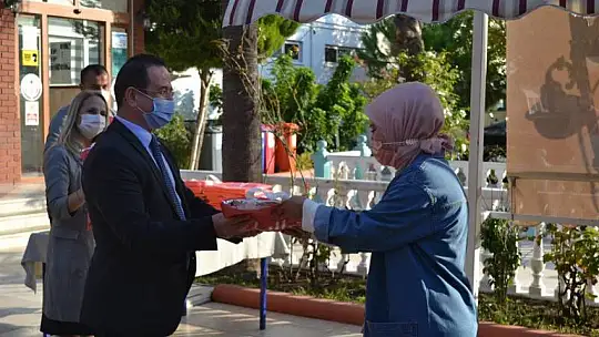 Öğretmenler Günü düzenlenen programla kutlandı