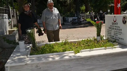 Şehit anne ve babası, mezarlıktan ayrılmıyor